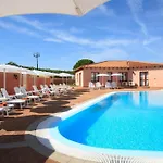 Cozy With Shared Pool أغلينتو