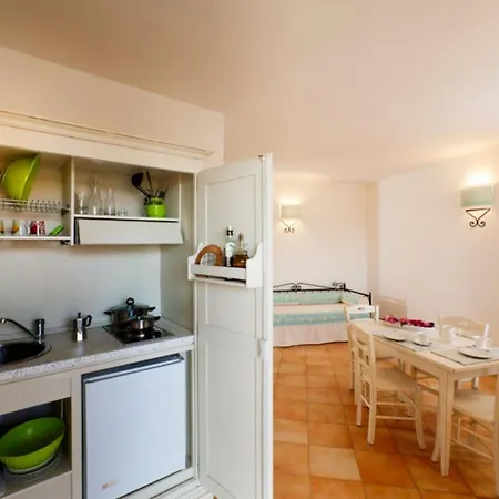 Apartment Cozy With Shared Pool